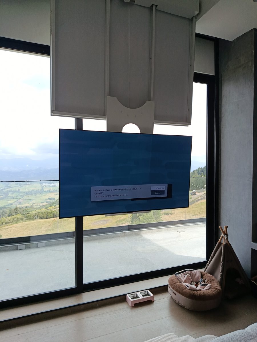 Ascensor TV descolgado desde el techo — casa de montaña