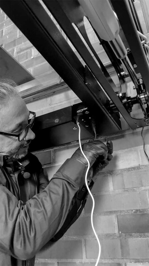 soporte-de-televisor-con-elevacion-vertical-oculto-en-techo-instalacion