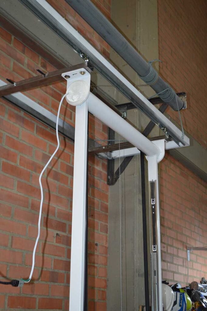 soporte-de-televisor-con-elevacion-vertical-oculto-en-techo-tecnico