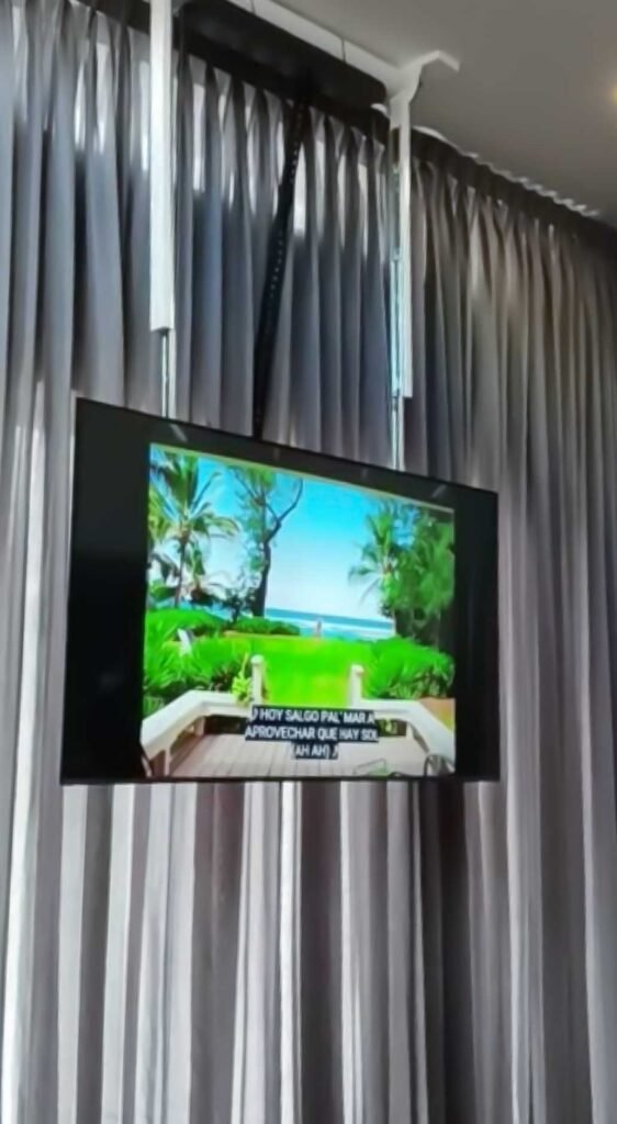 soporte-de-televisor-con-elevacion-vertical-oculto-en-techo-vertical